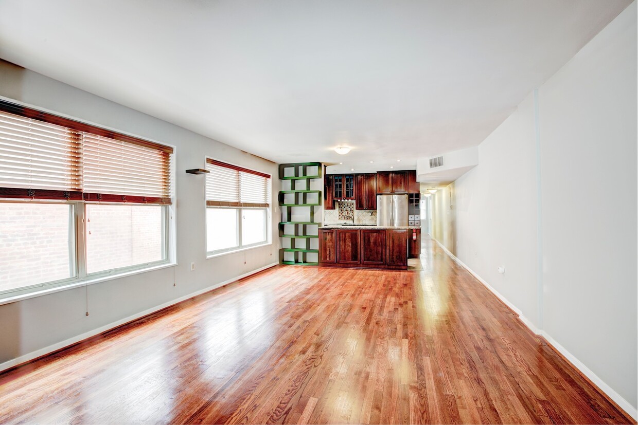 Foto principal - Charming 2-Bedroom Chevy Chase Condo! Park...