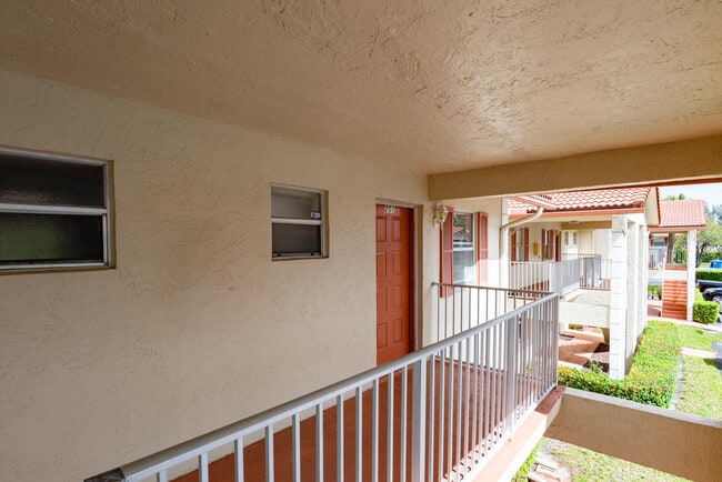 Foto del edificio - 3031 Holiday Springs Blvd