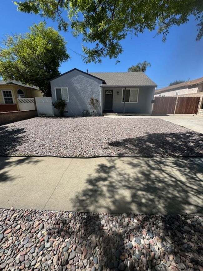 Building Photo - 1329 N Sultana Ave