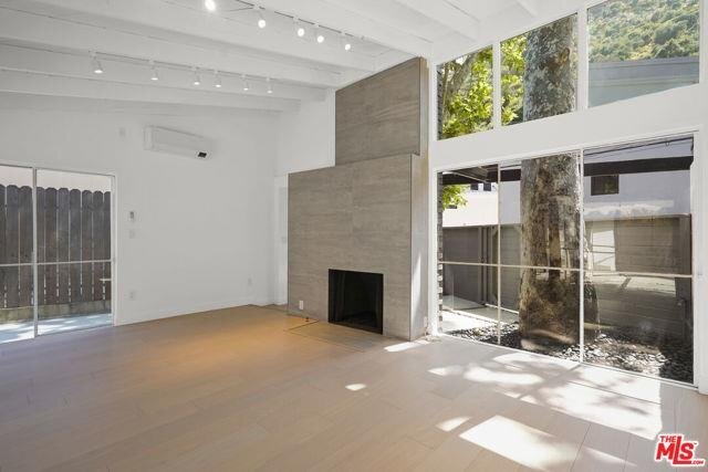 Foto del edificio - 1204 North Beverly Glen Boulevard, Los Ang...