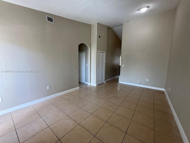Building Photo - 1651 SE 28th Ct