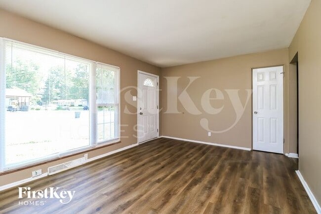 Building Photo - 740 Lilac Dr