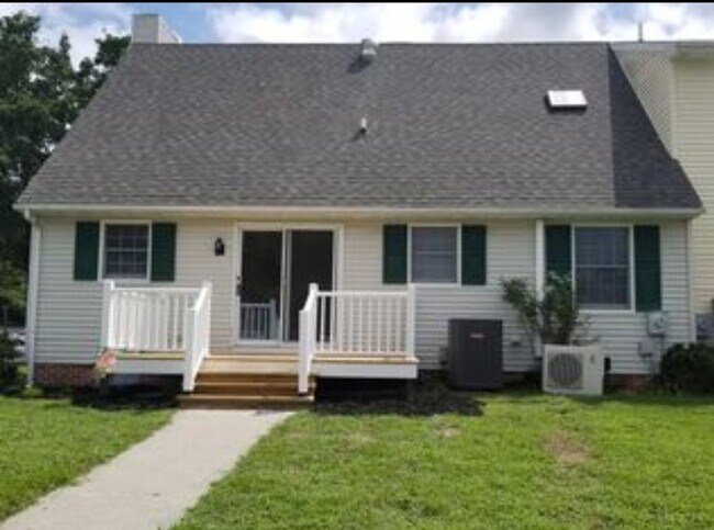 Building Photo - 900 Sumac Cir