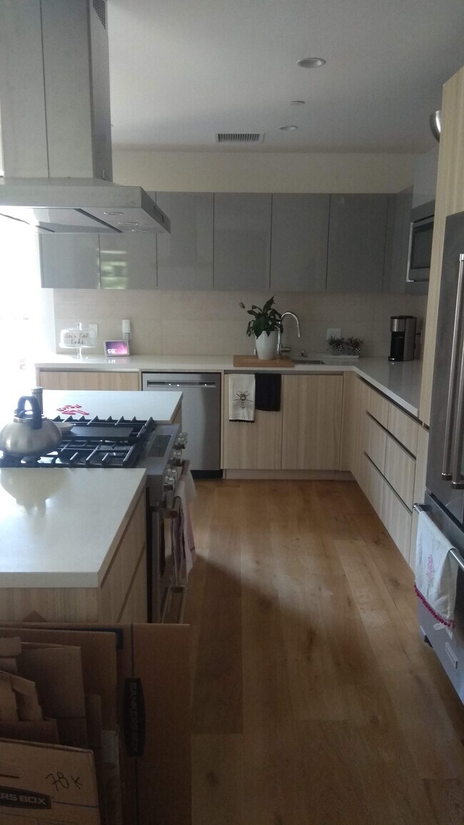 kitchen - 1806 N Gramercy Plz