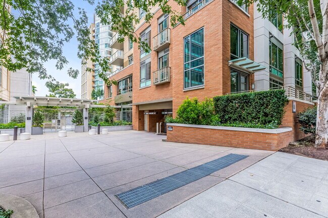 Building Photo - 910 Lenora St