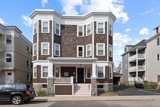 Building Photo - 68 Saxton St
