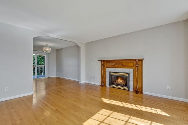 Building Photo - Spacious 4 Bedroom Des Moines Home