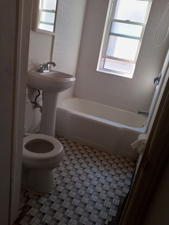 baño - 2457 N 1st St