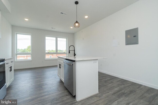 Foto del edificio - 6604 Lansdowne Ave