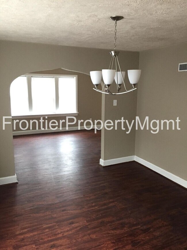 Foto del edificio - Recently Renovated 2 Bedroom Brick Bungalow!
