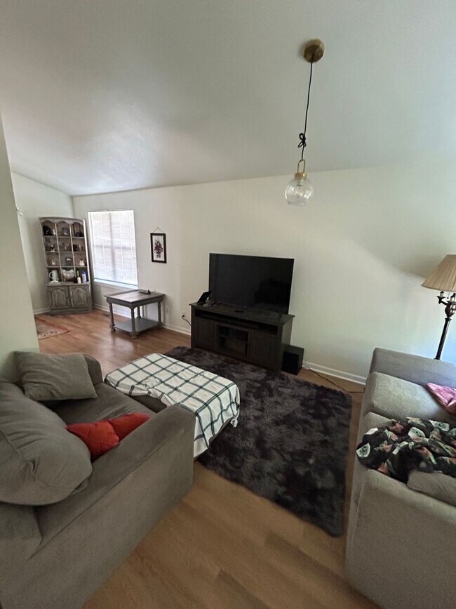 Building Photo - Geneseo Duplex