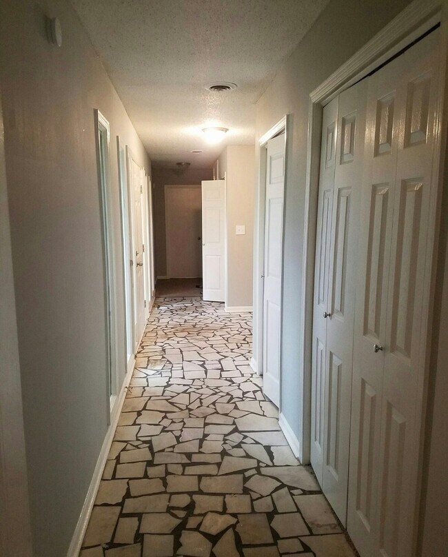 Foto del edificio - 4018 Strathmore Dr
