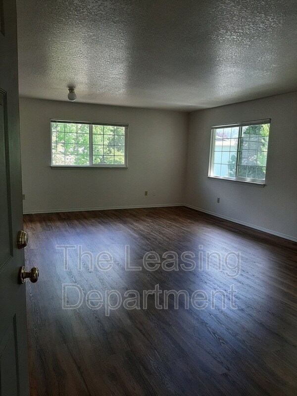 Building Photo - 2141 NW North Hill Dr