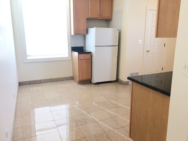 Kitchen - 4654 N Avers Ave