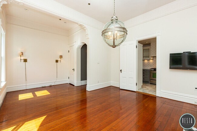 Foto del edificio - ELEGANTLY REMODELED PACIFIC HEIGHTS GEM WI...