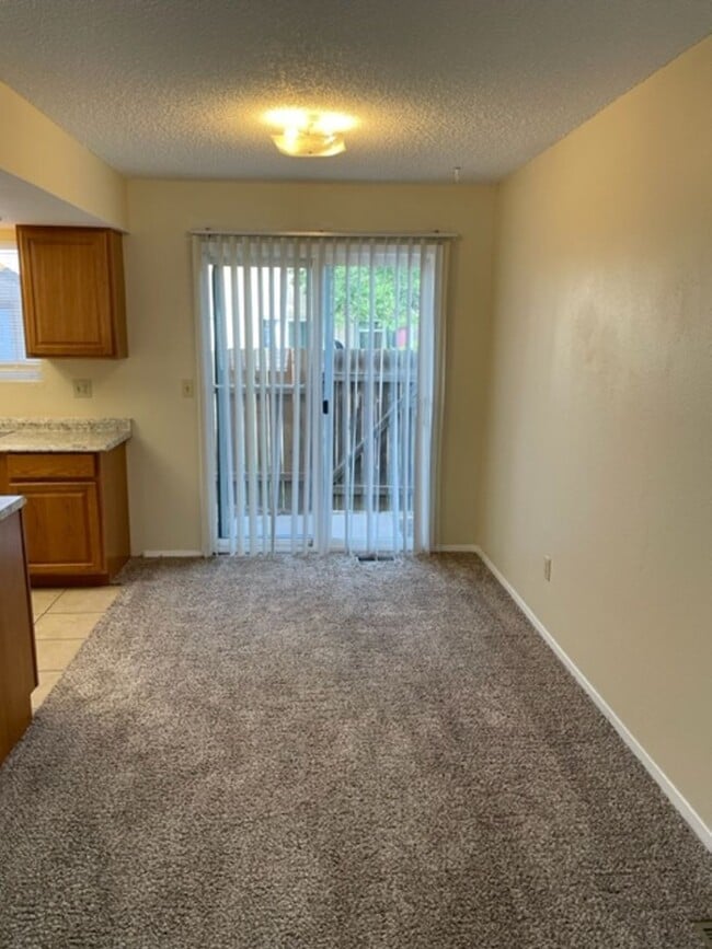 Foto del edificio - LA JOLLA 2BD TWO-STORY TOWNHOME CONVENIENT...