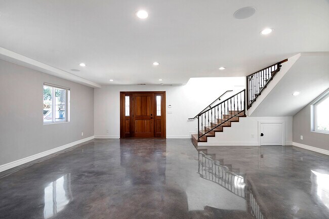 Building Photo - 2231 S Cochran Ave