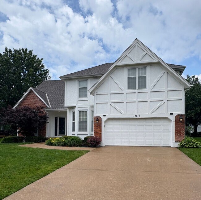 Foto del edificio - Open and Spacious 4 bed/4.5 bath Overland Park Home with Multiple Entertainment Areas