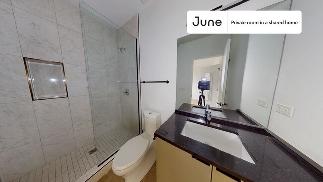 Building Photo - Private bedroom in 4 bed/3.5 bath Home