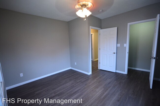 Foto del edificio - 3 br, 1 bath House - 529 E. Locust Street