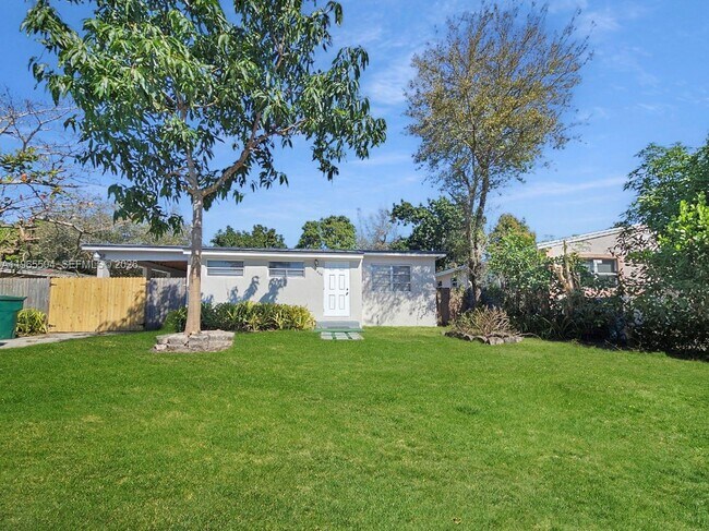 Foto del edificio - 315 NE 165th St