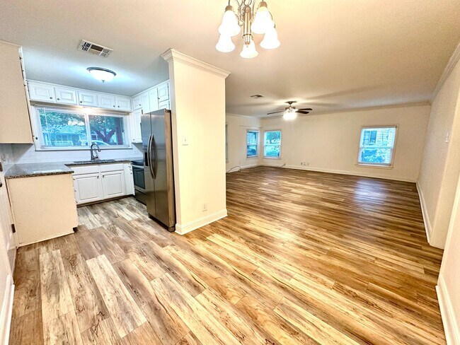 Foto del edificio - **Application Received ** Available Now! Charming 4-Bedroom Home with Modern Kitchen & Spacious B...