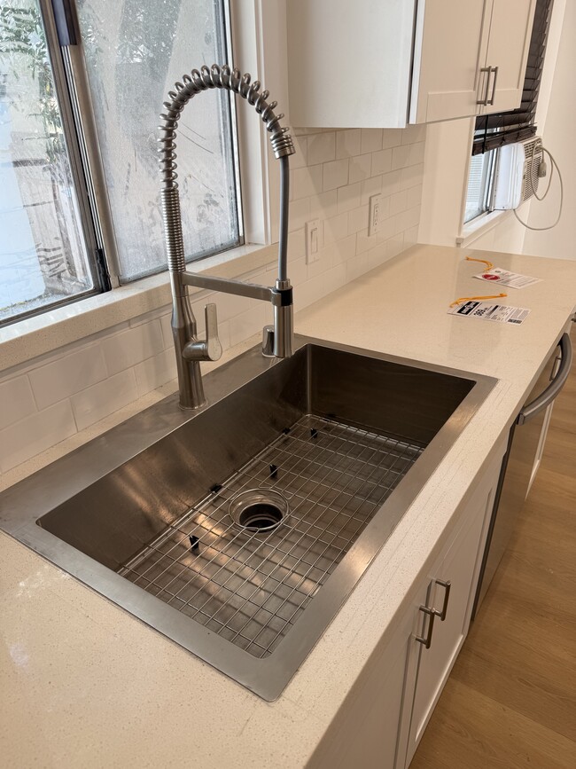 Huge kitchen sink - 1543 11th St