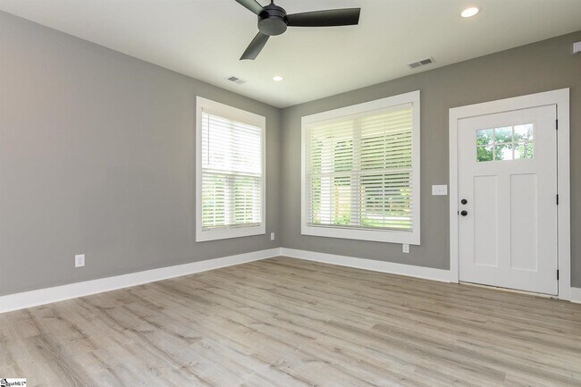 Foto del edificio - 4 Plum Dr