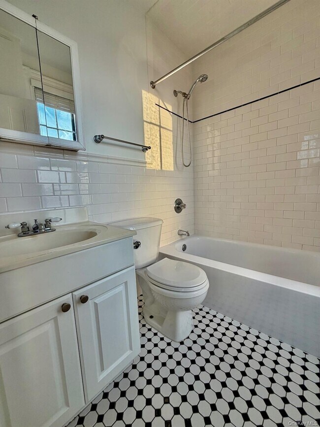 Foto del edificio - 225 N Broadway