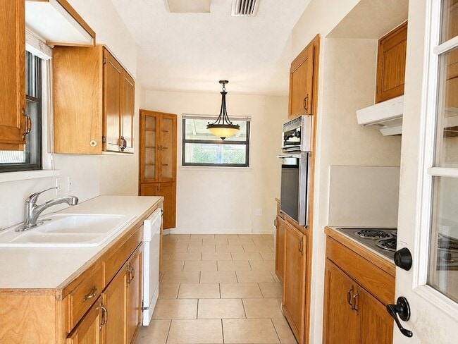 Foto del edificio - 2025 Meadow Glen