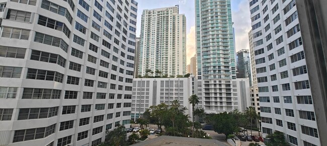 Building Photo - 905 Brickell Bay Dr