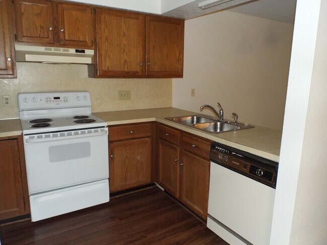 Building Photo - Sylvania Three Bedroom Townhome with Basement