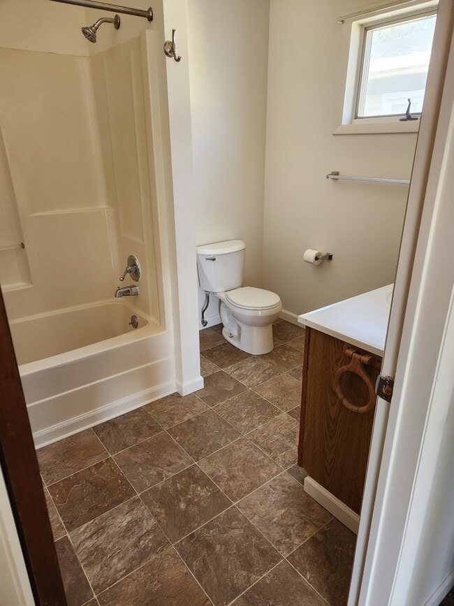 bath - 329 N Hamilton St