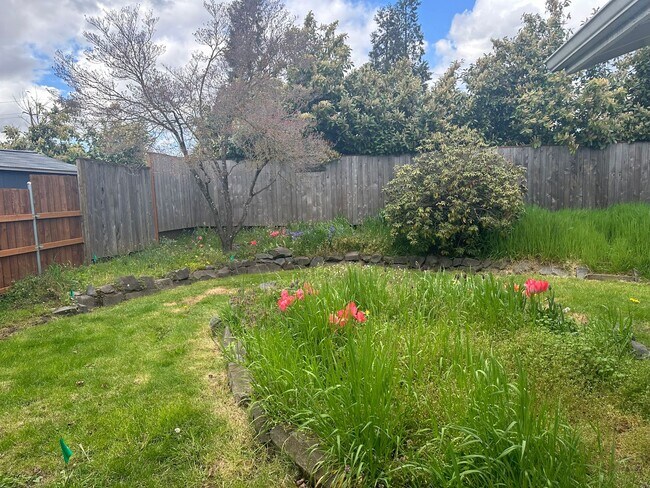 Building Photo - 3 bed, 1 bath house in a great neighborhood!