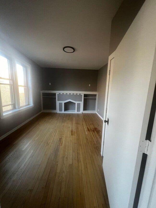 Building Photo - 2 bedroom in Chicago IL 60615