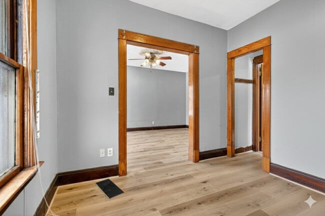 Foto del edificio - 2977 E 66th St