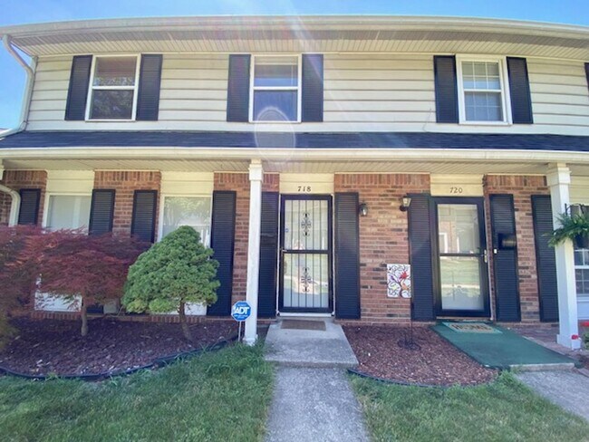 Foto del edificio - Great 3 Bedroom 1.5 Bathroom Town home in ...