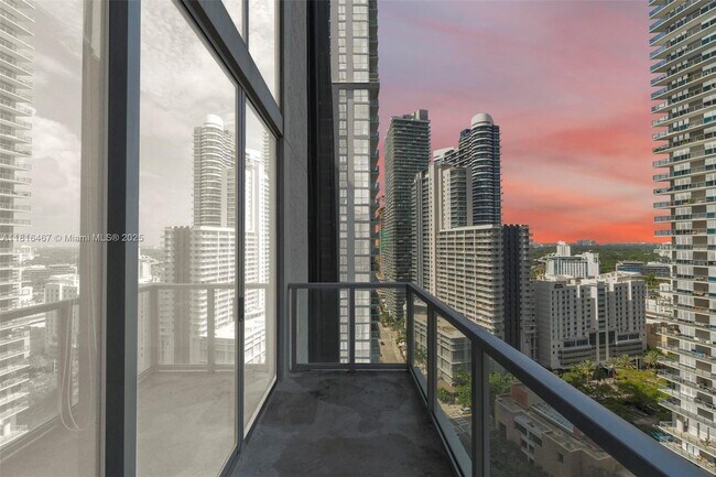 Foto del edificio - 1050 Brickell Ave