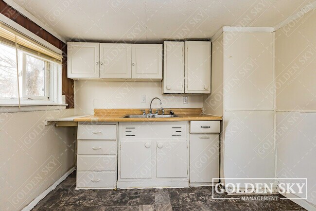 Building Photo - 2011 E 18th St