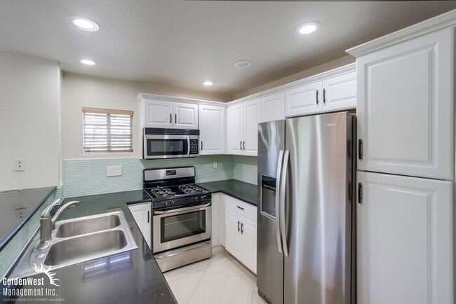Building Photo - Elegant Dual Master 2Bdm 2.5Ba Townhome in...