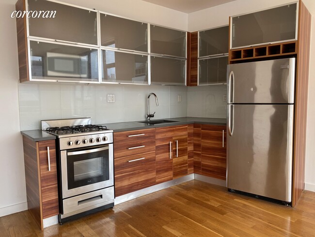Foto del edificio - 687 Driggs Ave