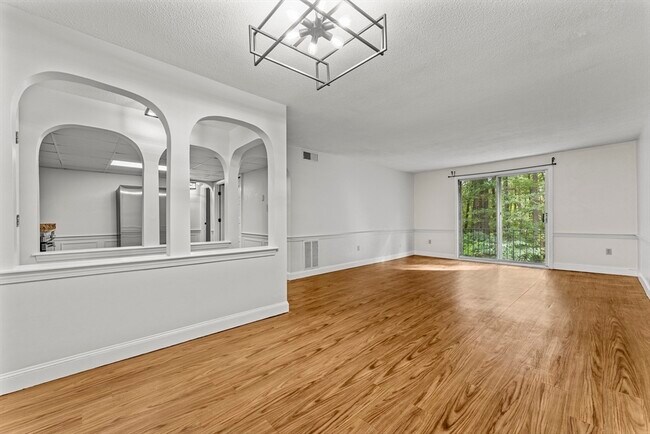 Building Photo - 3 Shadowbrook Ln