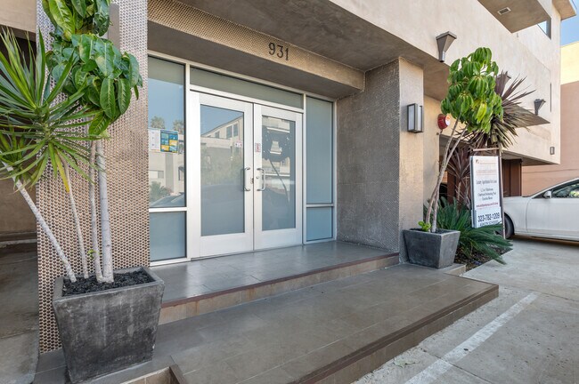Building Photo - 931 N Alfred St