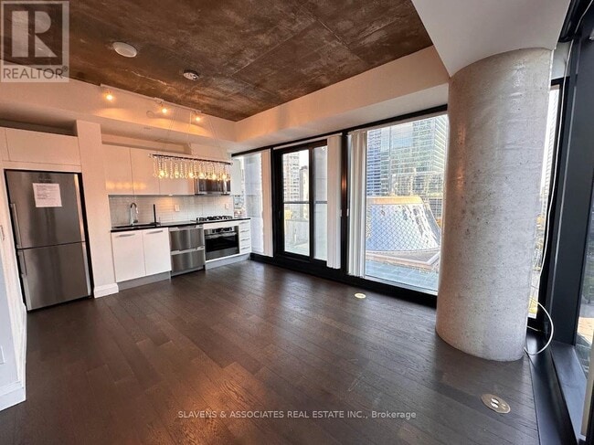 Building Photo - 224 King St W