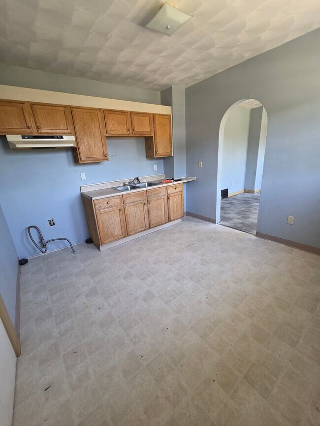 Building Photo - Upper 2 bedroom unit east side
