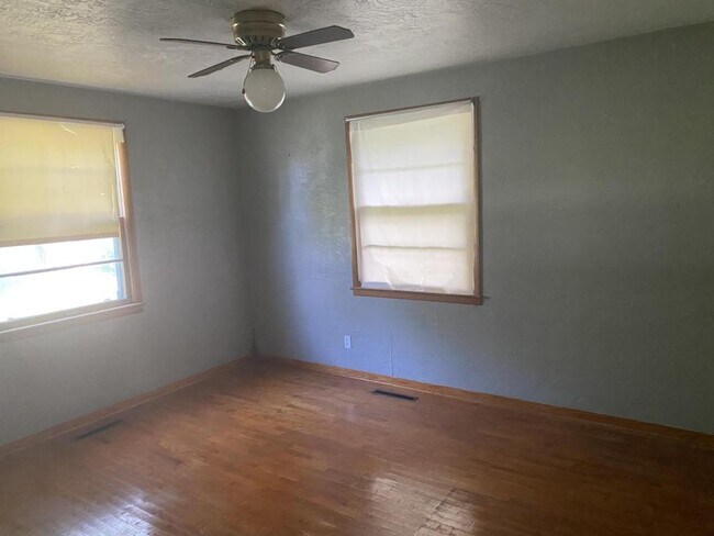 Foto del edificio - 405 E 3rd St