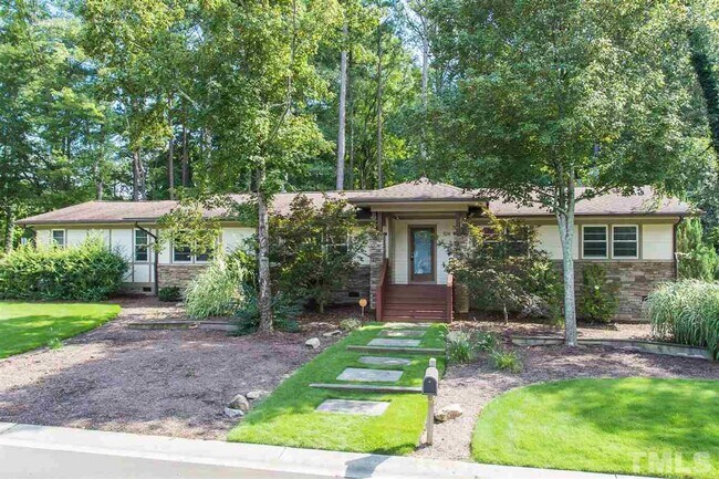 Foto del edificio - Gorgeous 4 Bedroom Ranch Home, Near Mordecai/Oakwood Neighborhoods, Premium Finishes, Fenced Back...