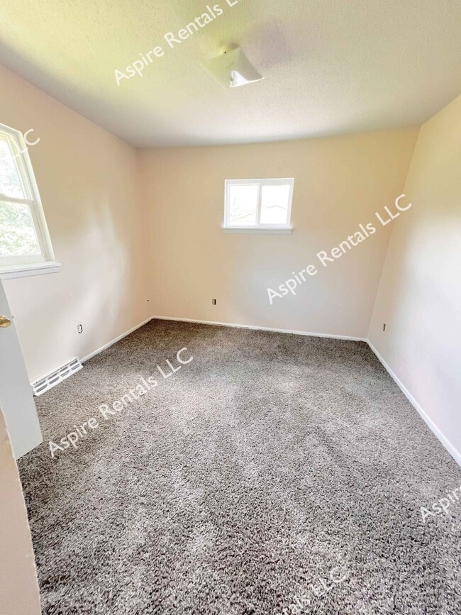 Building Photo - 2905 N Willowbrook Rd