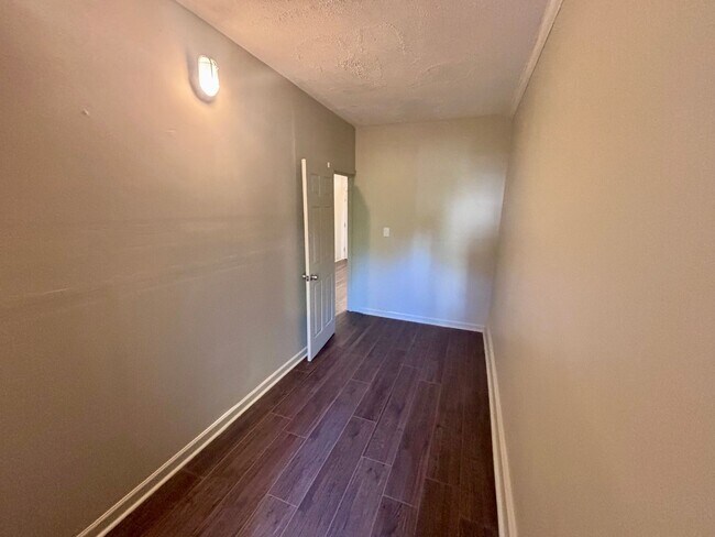 Foto del edificio - 4 bedroom home on Division st