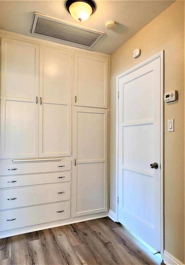 Foto del edificio - Beautiful 2Bd, 1Ba Riverside Home in Great...